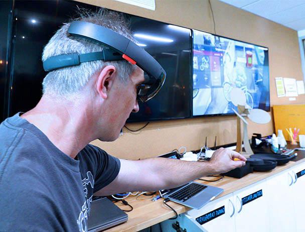 hg皇冠官网 engineer tests out virtual equipment in a lab